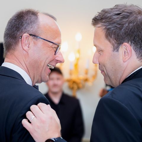 Friedrich Merz (l) und Lars Klingbeil unterhalten sich zu Beginn beim Dinner des 69. Bundespresseballs im Hotel Adlon, 2022