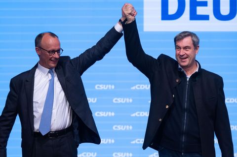 Friedrich Merz und Markus Söder halten gemeinsam die Hände in die Luft