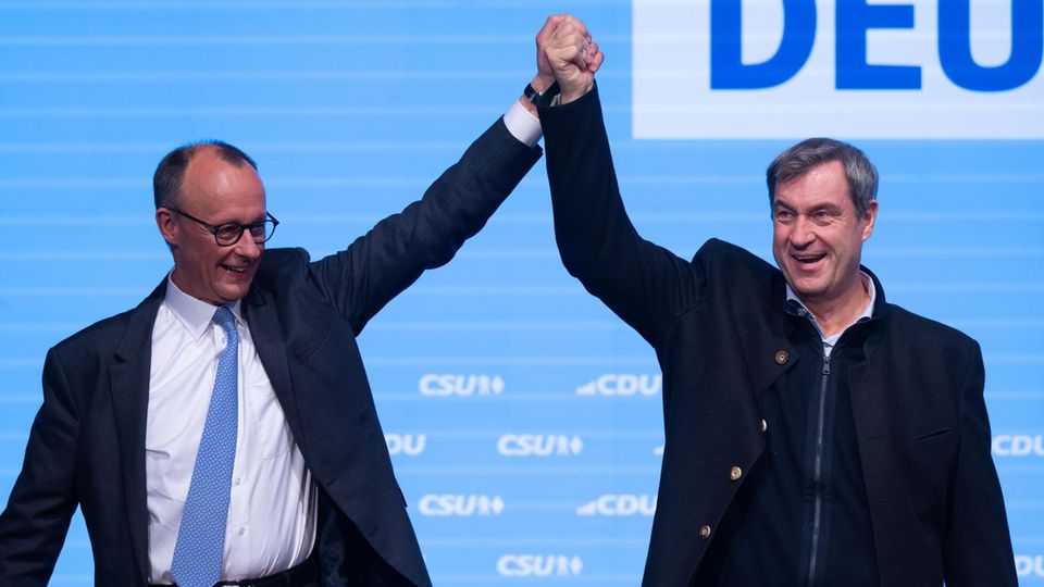 Bundestagswahl 2025: Das steht im Wirtschaftsprogramm des Wahlsiegers Friedrich Merz und Markus Söder halten gemeinsam die Hände in die Luft