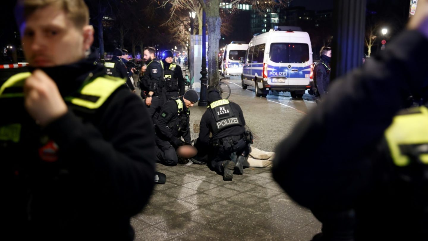 Polizisten bei der Festnahme des Verdächtigen