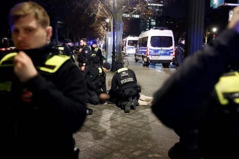 Polizisten bei der Festnahme des Verdächtigen