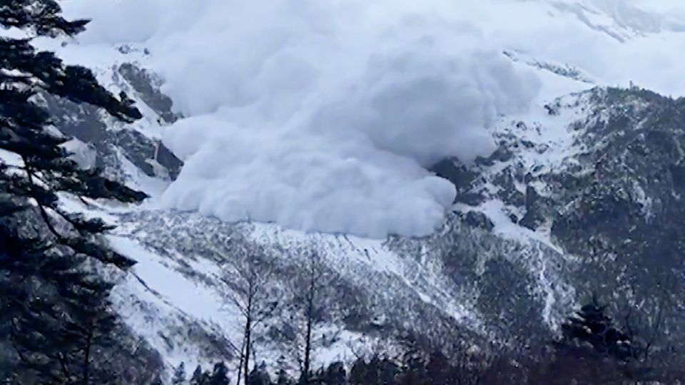 Eine Schneelawine kommt dem Fotografen entgegen