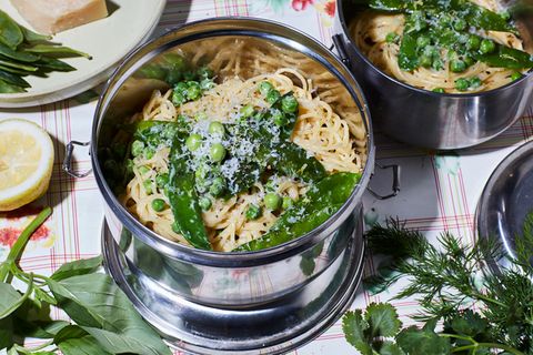 Frühlingsrezept mit Garantie: Die cremige Pasta mit knackigen Zuckerschoten vereint das Beste der schnellen Küche   