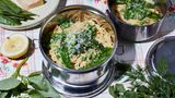 Frühlingsrezept mit Garantie: Die cremige Pasta mit knackigen Zuckerschoten vereint das Beste der schnellen Küche   