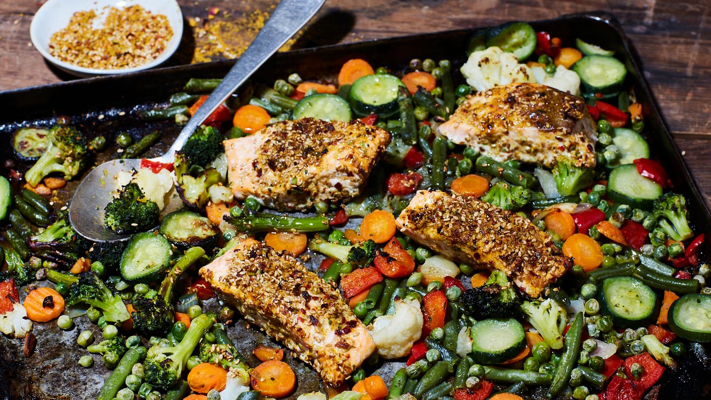Besser essen: Blech-Glück mit Lachs: Dieses 25-Minuten-Gericht bringt Farbe auf den Tisch