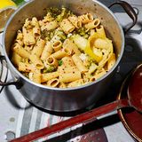 Köstlich und zeiteffizient: Diese One-Pot-Pasta mit Brokkoli, Zitrone und Chili schmeckt nach Dolce Vita – mit minimalem Aufwand.