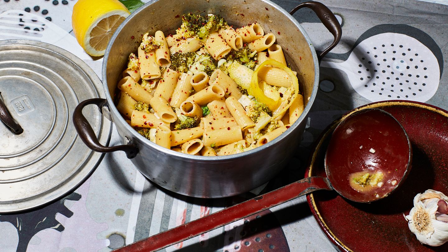 Köstlich und zeiteffizient: Diese One-Pot-Pasta mit Brokkoli, Zitrone und Chili schmeckt nach Dolce Vita – mit minimalem Aufwand.