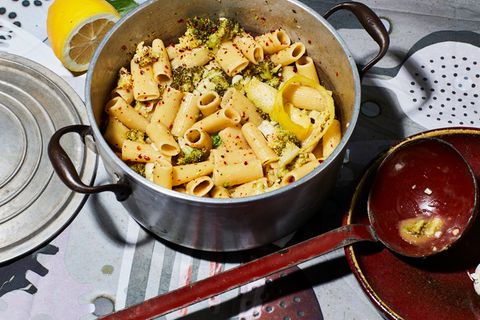 Köstlich und zeiteffizient: Diese One-Pot-Pasta mit Brokkoli, Zitrone und Chili schmeckt nach Dolce Vita – mit minimalem Aufwand.