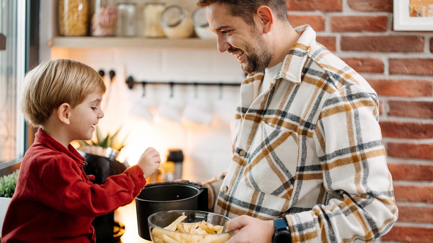 Mit Heißluftfritteusen wie der Ninja Heißluftfritteuse Pro lassen sich Speisen fettarm garen.