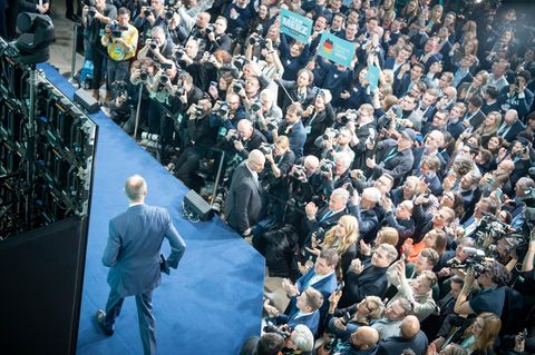 Herausforderung Regierungsbildung: Friedrich Merz auf der Bühne im Konrad-Adenauer-Haus