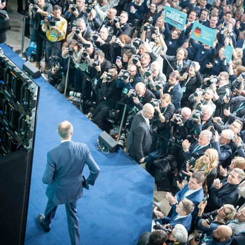 Herausforderung Regierungsbildung: Friedrich Merz auf der Bühne im Konrad-Adenauer-Haus