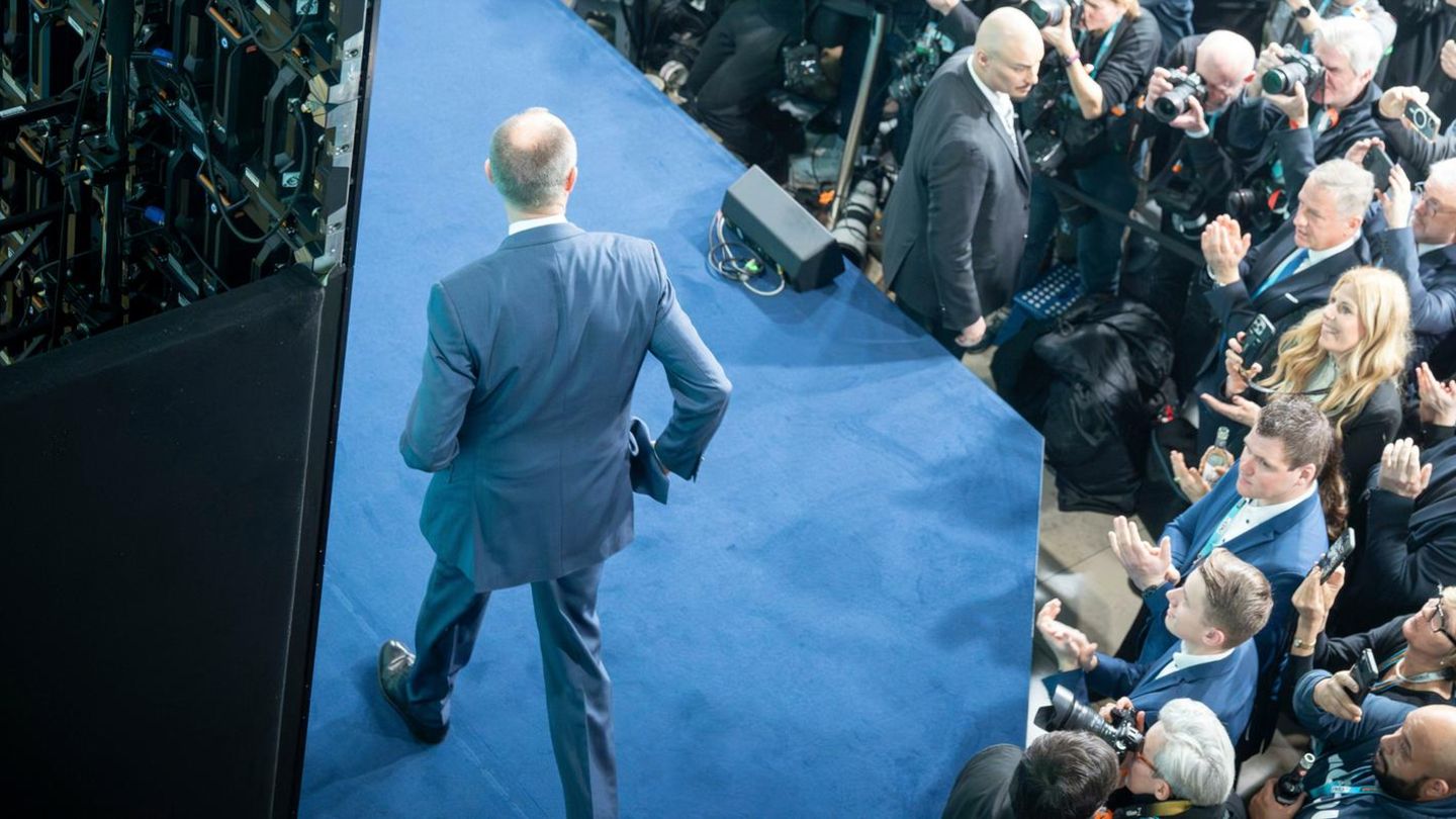 Friedrich Merz Herausforderung Regierungsbildung: Friedrich Merz auf der Bühne im Konrad-Adenauer-Haus