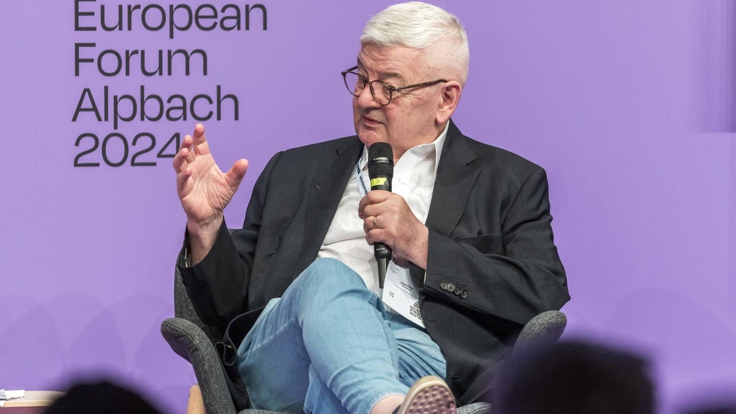 Joschka Fischer Politiker spricht auf Podium
