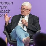 Joschka Fischer Politiker spricht auf Podium