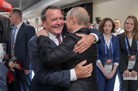 Gerhard  Schröder umarmt Wladimir Putin Politiker