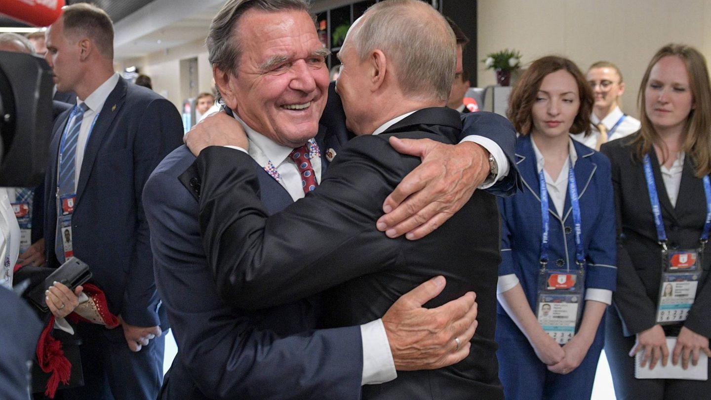 Gerhard  Schröder umarmt Wladimir Putin Politiker