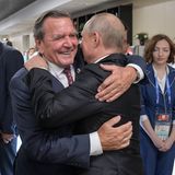 Gerhard  Schröder umarmt Wladimir Putin Politiker