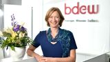 Kerstin Andreae steht im blauen Kleid vor dem bdew-Schriftzug