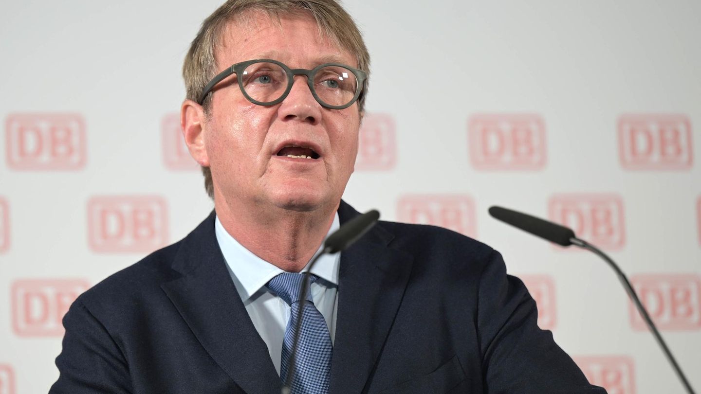 Ronald Pofalla Politiker hält Rede vor Wand mit dem DB-Logo