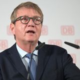 Ronald Pofalla Politiker hält Rede vor Wand mit dem DB-Logo