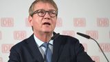 Ronald Pofalla Politiker hält Rede vor Wand mit dem DB-Logo