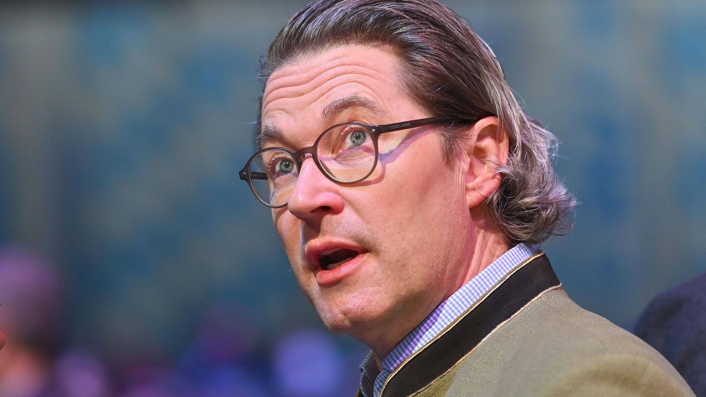 Andreas Scheuer hält Rede Politiker