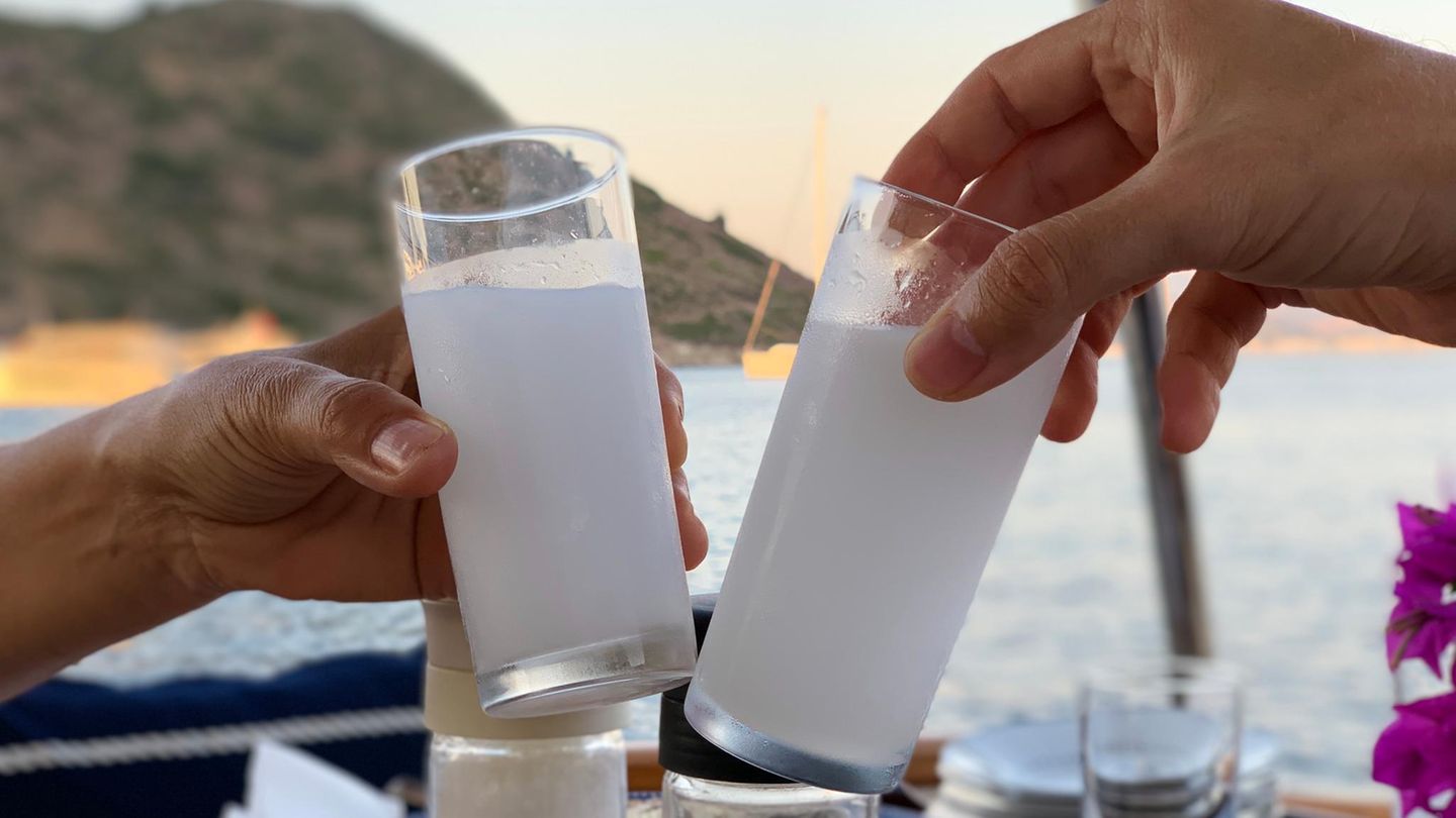 Nationalgetränk Raki in der Türkei: Beim Anstoßen mit Alkohol ist Vorsicht geboten