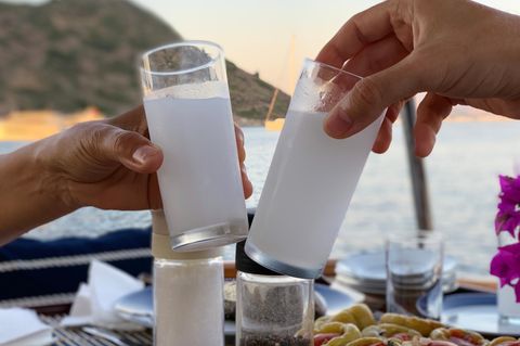 Nationalgetränk Raki in der Türkei: Beim Anstoßen mit Alkohol ist Vorsicht geboten