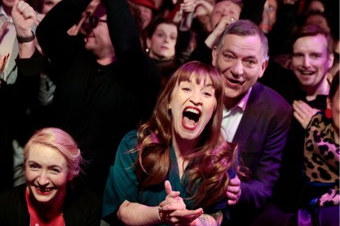 Die Spitzenkandidaten der Linken, Heidi Reichinnek und Jan van Aken, jubeln bei der Wahlparty der Partei im Glashaus in Berlin