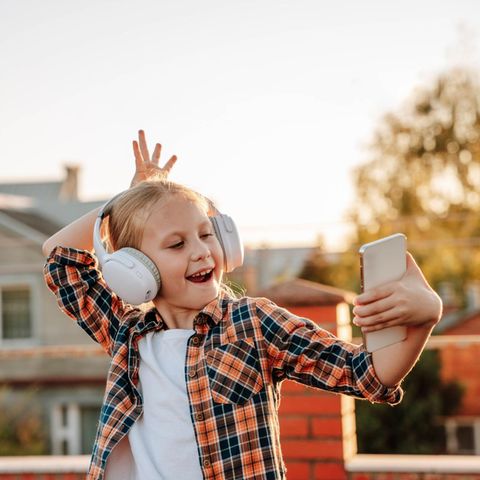 Generation Tiktok: Mädchen spielt mit Smartphone
