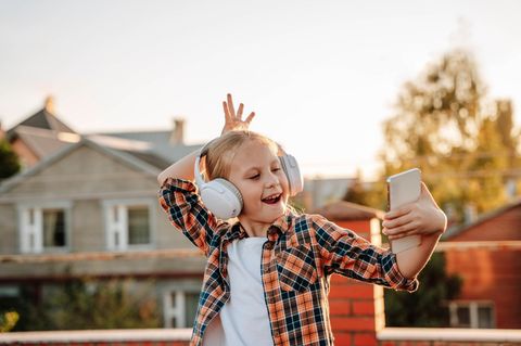 Generation Tiktok: Mädchen spielt mit Smartphone