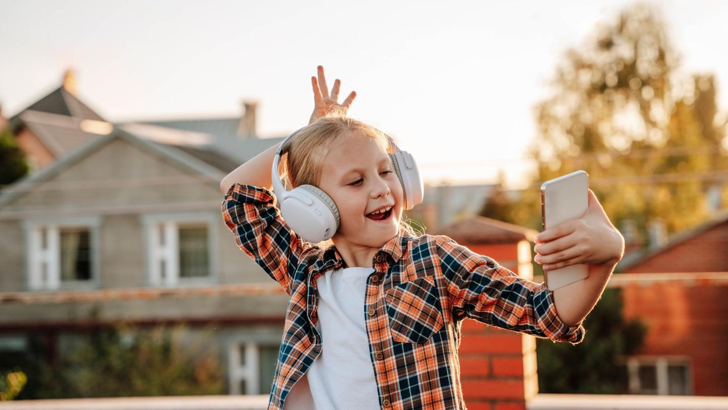 Generation Tiktok Generation Tiktok: Mädchen spielt mit Smartphone