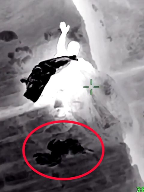 Ein Vater und sein Sohn sitzen nachts auf einem Vorsprung fest