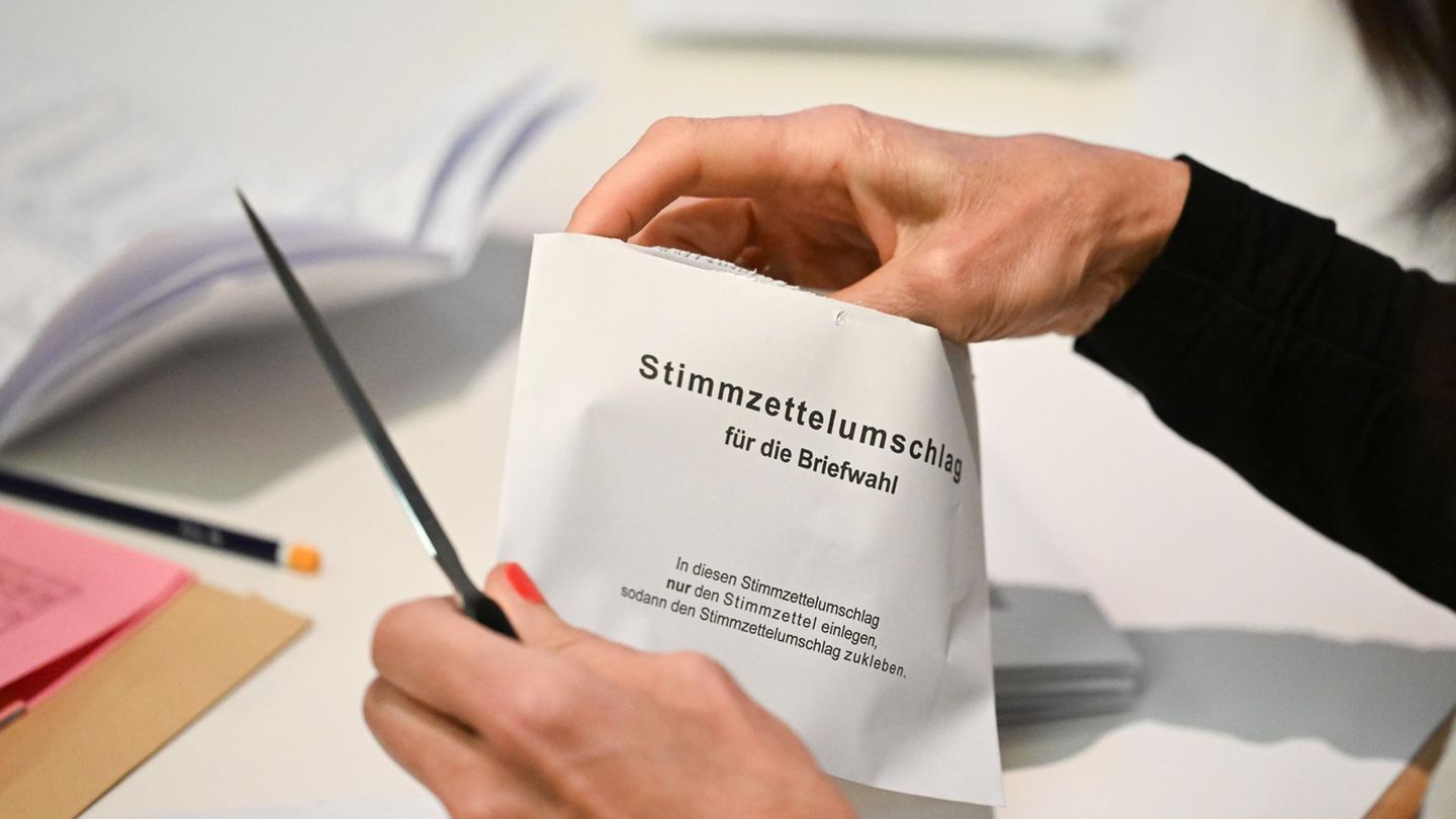 Ein Wähler öffnet einen Stimmzettelunmschlag für die Briefwahl