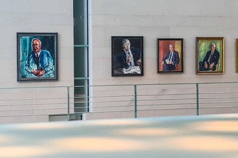 Galerie der Bundeskanzler in Berlin mit Helmut Schmidt