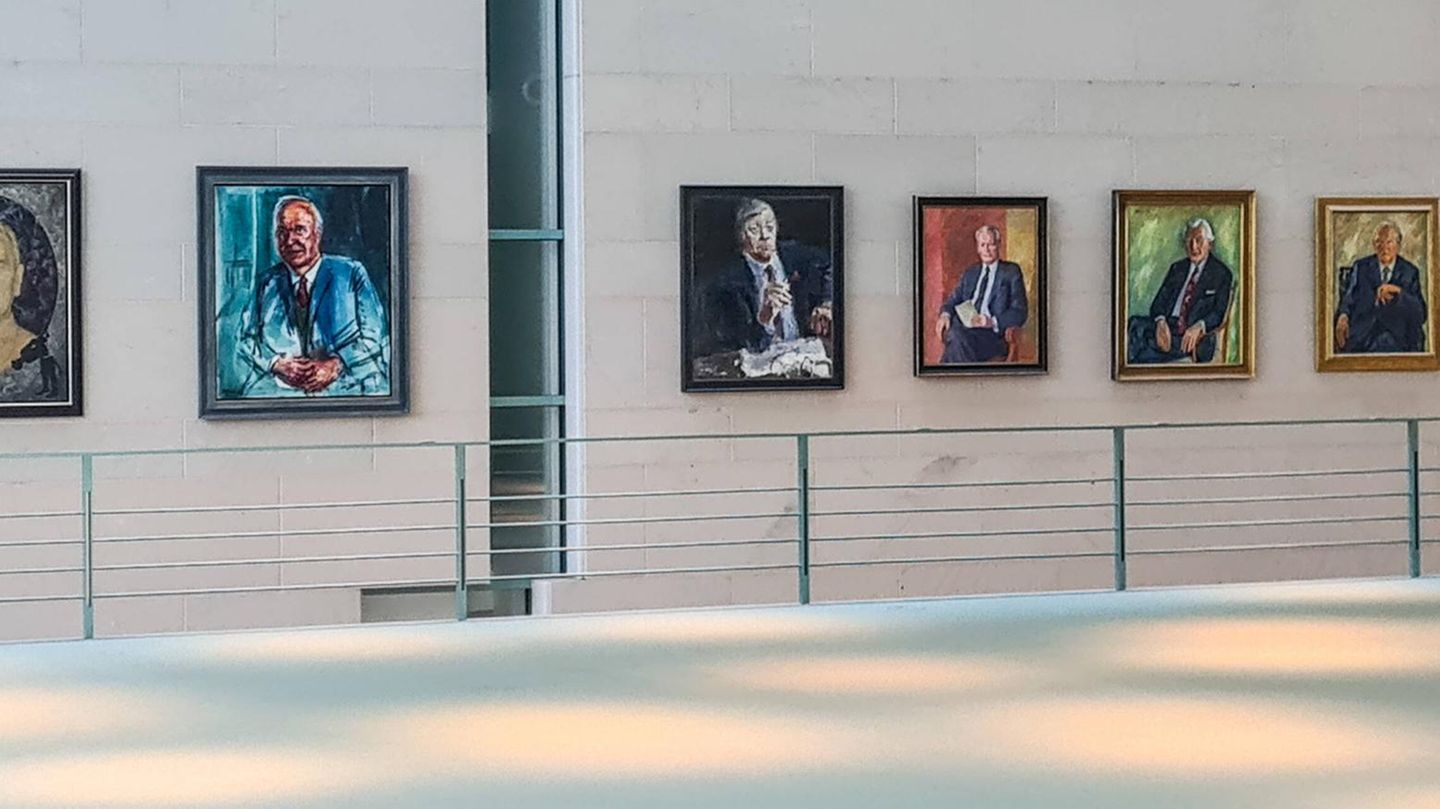 Galerie der Bundeskanzler in Berlin mit Helmut Schmidt