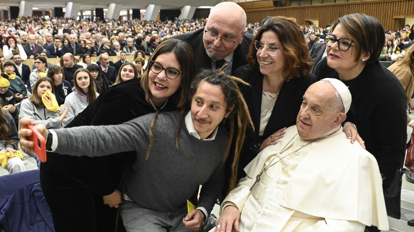 Papst Franziskus macht ein Selfie mit Gläubigen Papst Franziskus macht ein Selfie mit Gläubigen