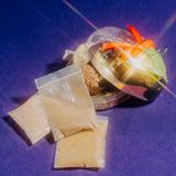 Eine Geschenkbox mit Pralinen darin, davor Beutel mit Pulver