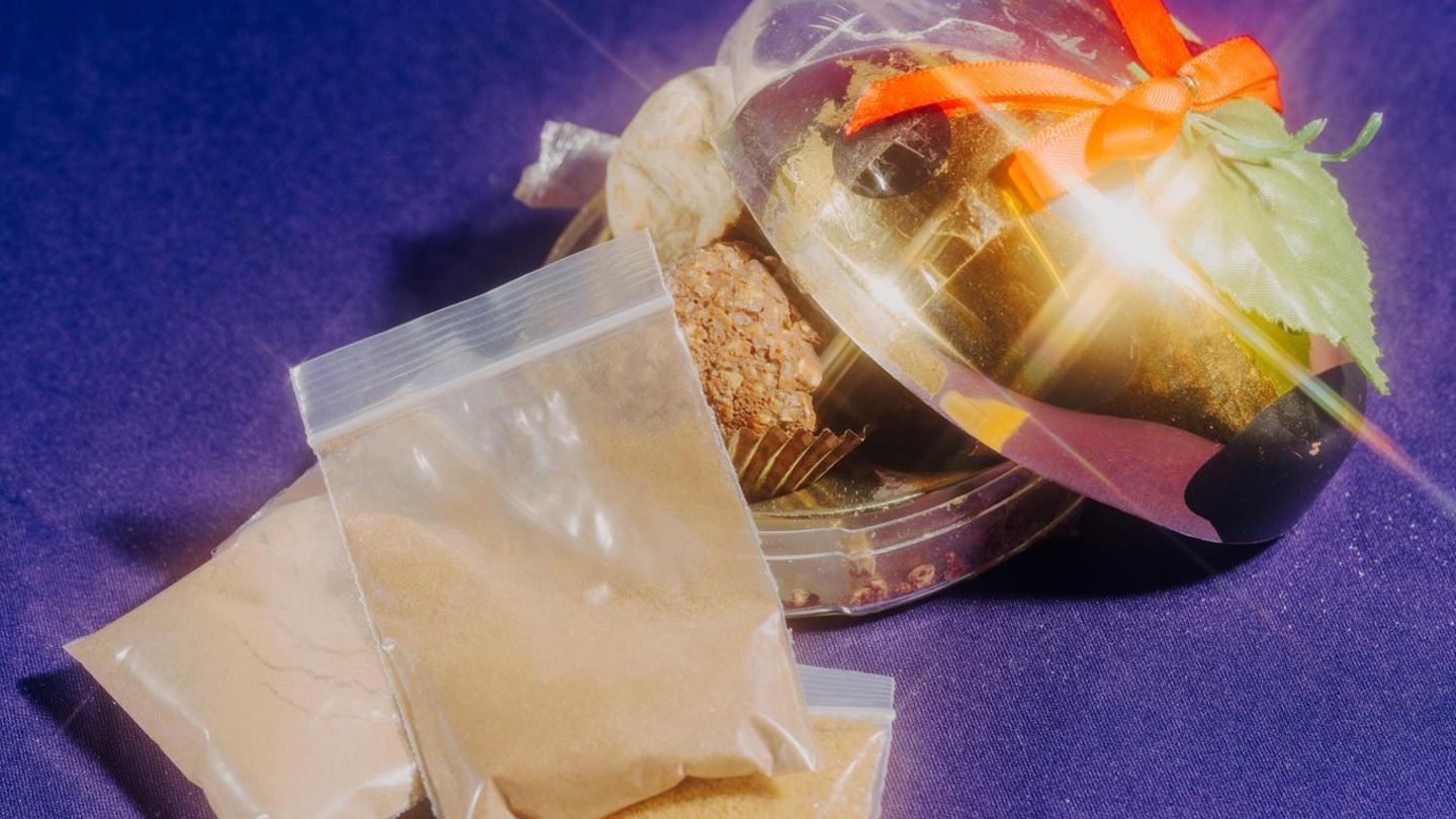 Eine Geschenkbox mit Pralinen darin, davor Beutel mit Pulver