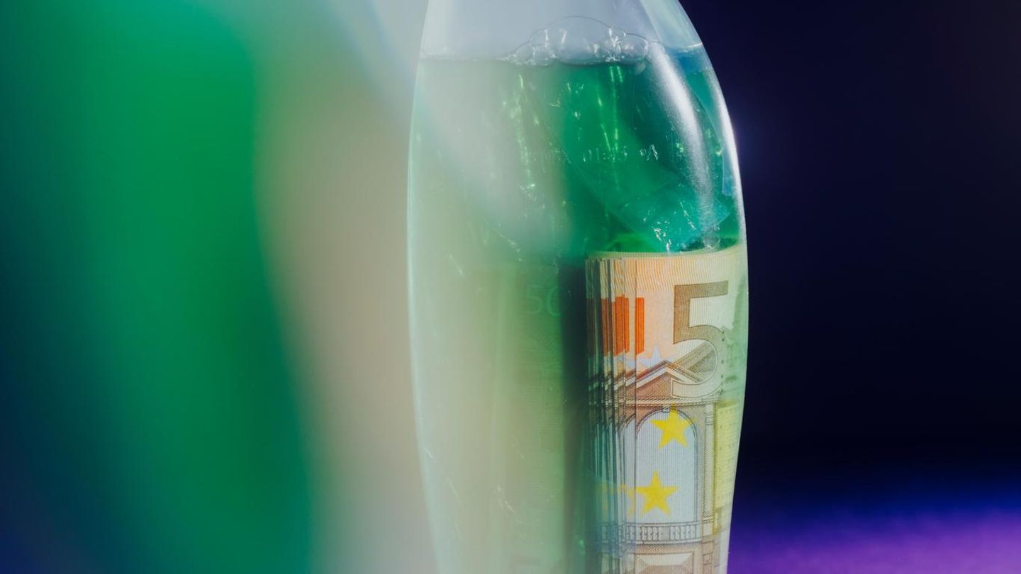 Das Duschgel Eine durchsichtige Duschgelflasche mit 50-Euro-Scheinen darin
