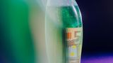 Eine durchsichtige Duschgelflasche mit 50-Euro-Scheinen darin