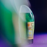 Eine durchsichtige Duschgelflasche mit 50-Euro-Scheinen darin