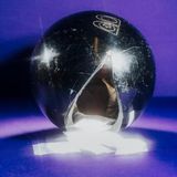 Aufgesägte Bowlingkugeln mit kleinen weißen Paketen