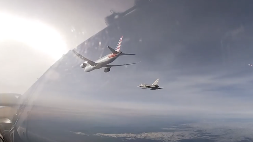 Kampfjets der italienischen Luftwaffe eskortieren American-Airlines-Flieger Eine Boeing 787 wird von einem Kampfjet der italienischen Luftwaffe begleitet