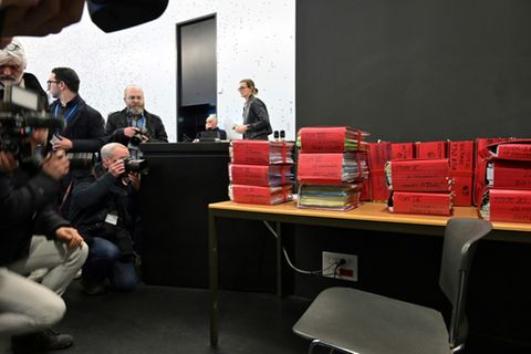 Reporter vor Prozessakten im Gerichtssaal