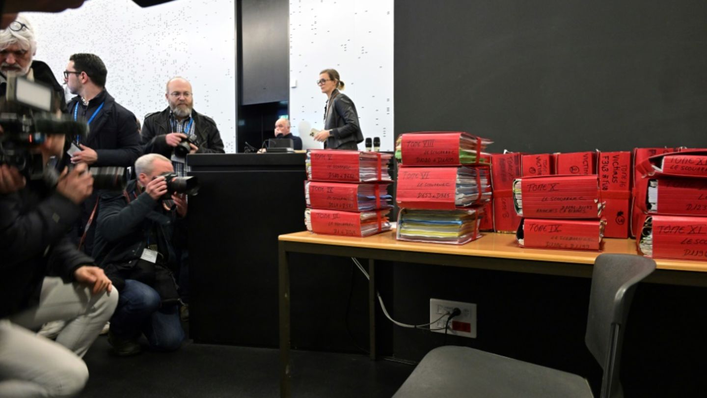 Reporter vor Prozessakten im Gerichtssaal