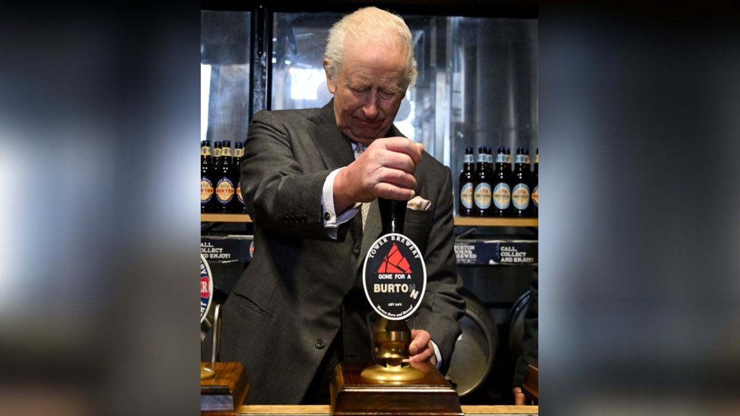 Bei Besuch in Brauerei: König Charles zapft sich selbst ein Bier