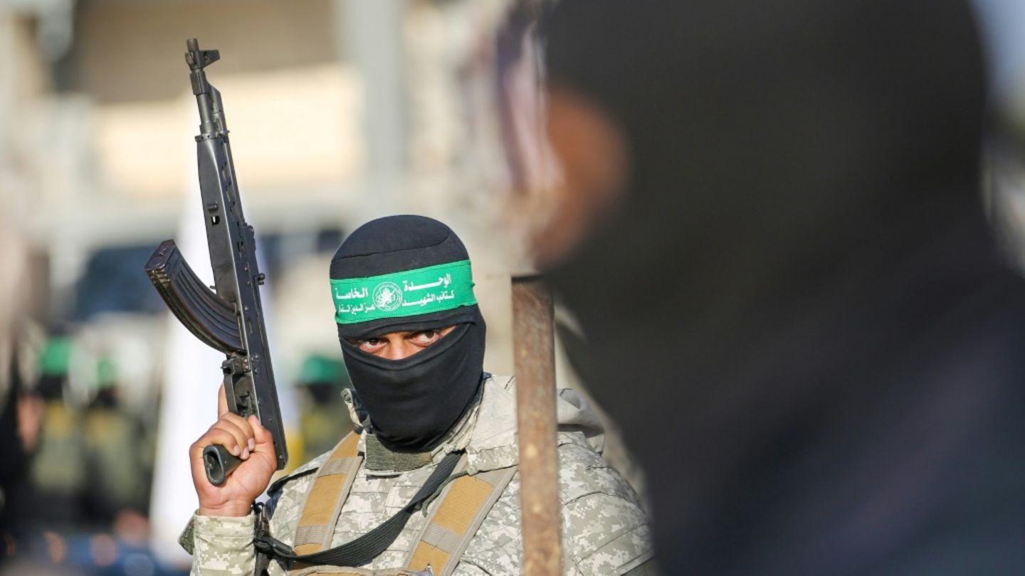Vermummter Hamas-Kämpfer im Gazastreifen