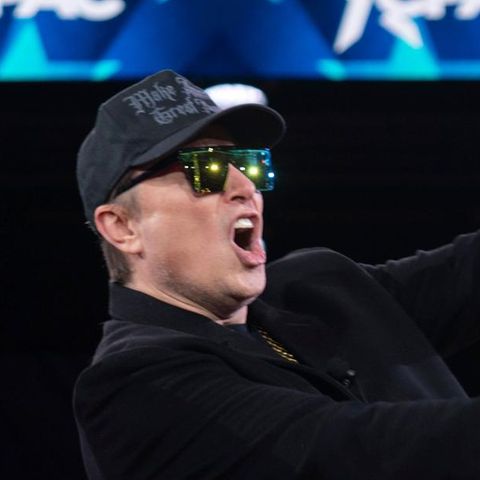 Elon Musk mit Kettensäge