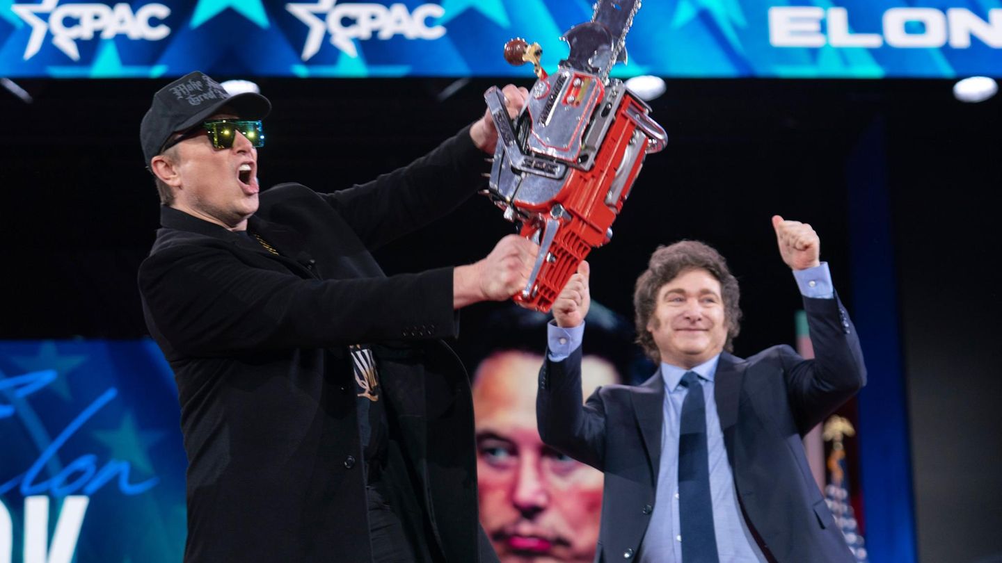 Elon Musk mit Kettensäge
